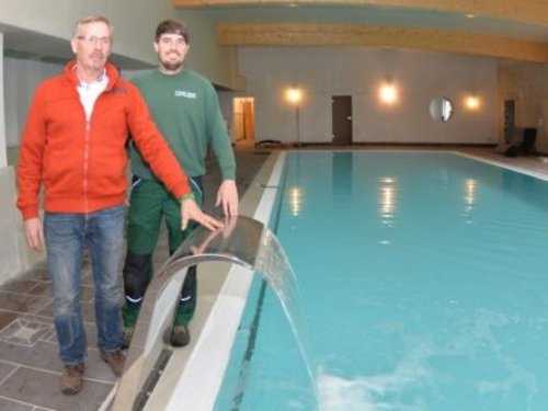 Josef Bone-Winkel und sein Sohn Tobias im Hallenbad