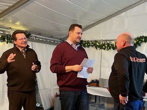 Junior- & Seniorchef verteilen Geschenke für besondere Leistungen an die Mitarbeiter