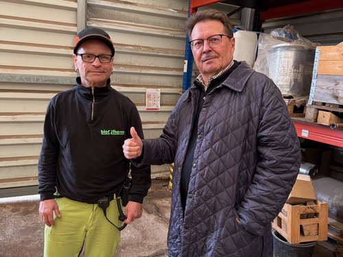 Herr Spiering zusammen mit unserem Seniorchef, der den "Daumen hoch" zeigt